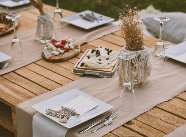 Dukat långbord utomhus med glas, fat och torkade blommor
