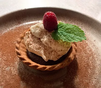 Chokladdessert med grädde, hallon och mynta