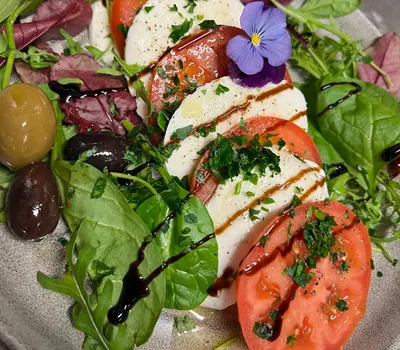 Sallad med mozzarella, tomat, oliver och balsamico