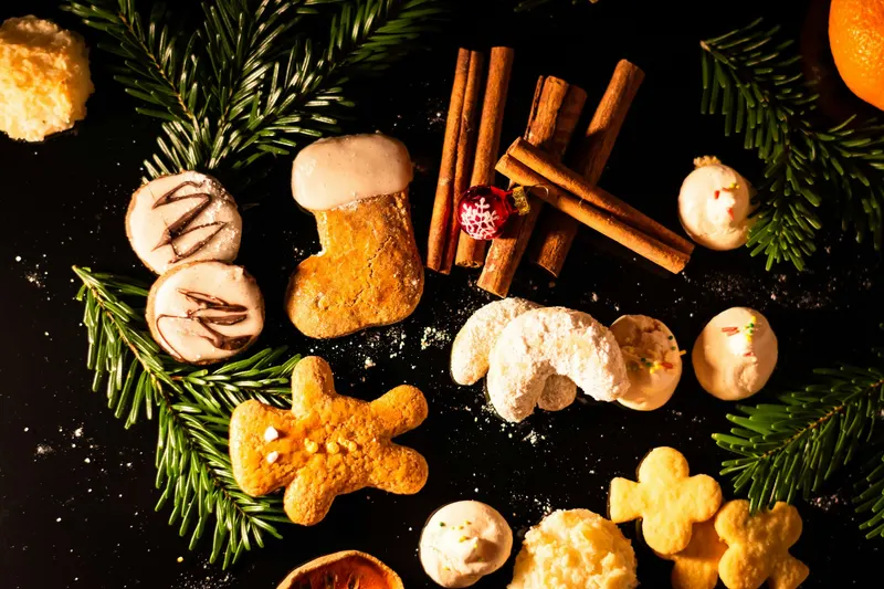 Pepparkakor, kanel och granris