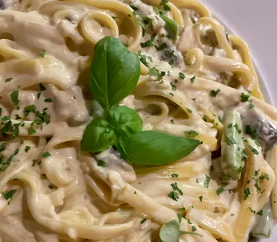 Krämig pasta toppad med basilika