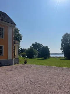Slottets gårdsplan med utsikt mot vattnet