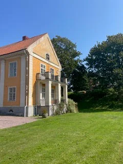 Slottets gavel med balkong och trädgård