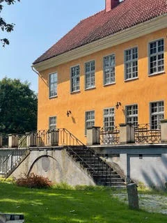 Slottets baksida med terrass och trappor